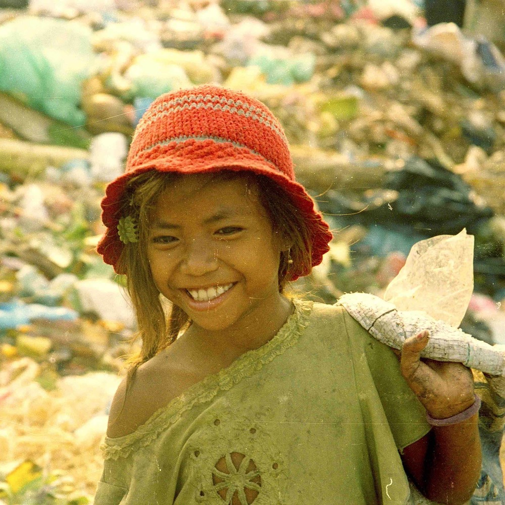  Bức ảnh cùng nụ cười tỏa nắng giúp Sophy đổi đời. (Ảnh: Cambodian Children's Fund)