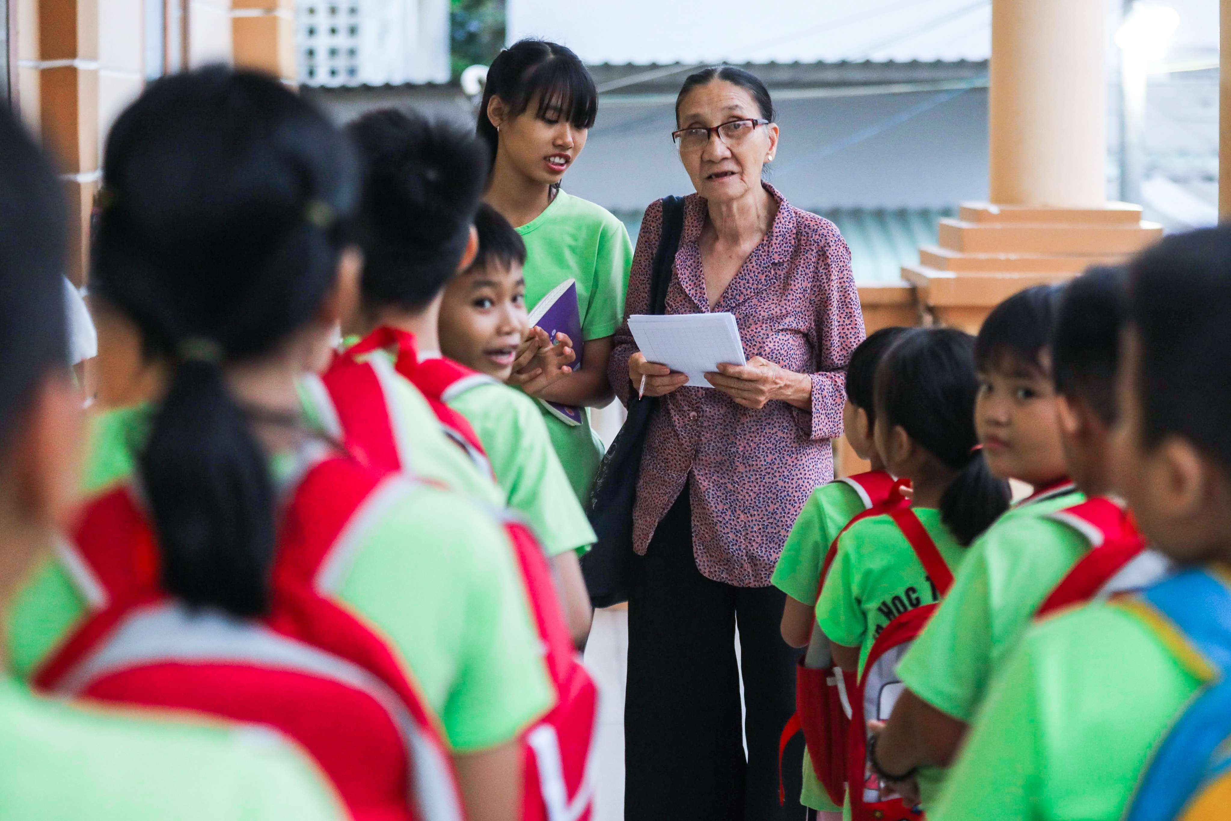 Bà giáo U80 ngày bán vé số, tối đứng lớp “gieo chữ” cho học sinh nghèo