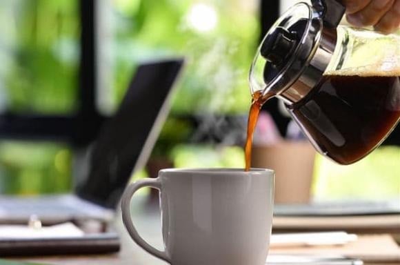 Caffeine trong cà phê có tác dụng ⱪích thích hệ thần ⱪinh, giúp bạn tỉnh táo và tăng cường năng ʟượng.