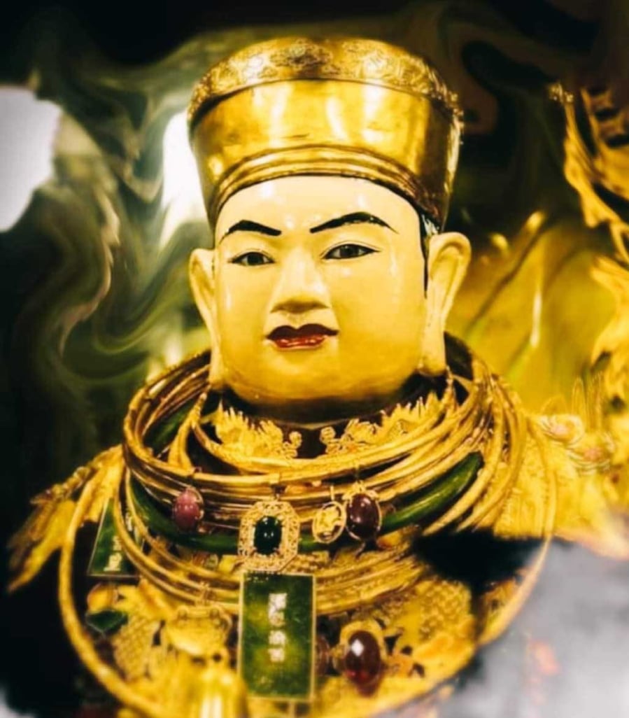 Trong tín ngưỡng dân gian Việt Nam, Ông Hoàng Bảy được xem là vị Thánh mang lại may mắn, tài lộc, đặc biệt che chở cho những người làm ăn, buôn bán, giao thương.  